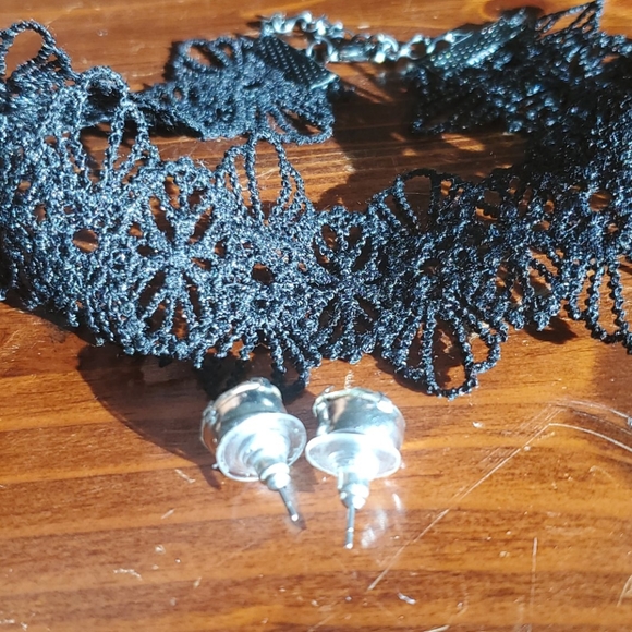 Black Lace Choker Necklace with Earrings - Picture 4 of 4